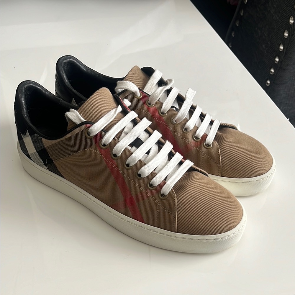 Burberry Lowtop Sneakers - Picture 1 of 8